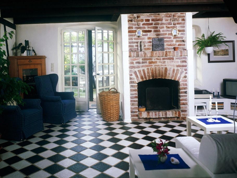 Камин в интерьере гостиной