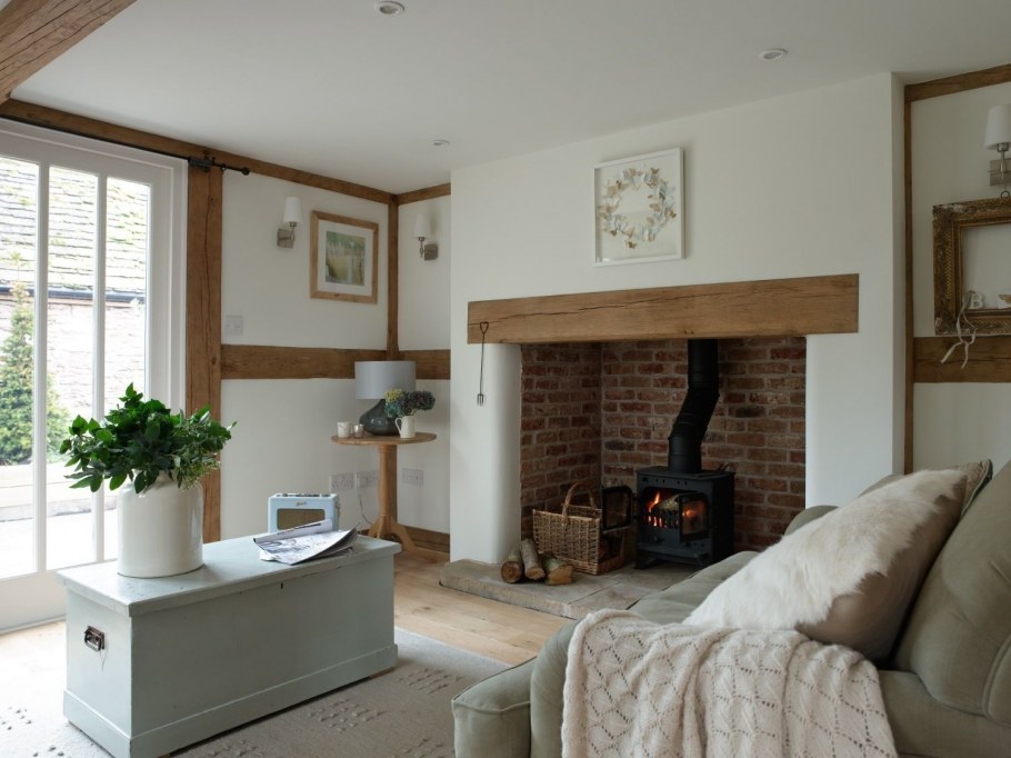 Интерьер с печкой из красного кирпича