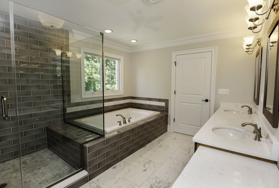 Ванная комната с угловой ванной