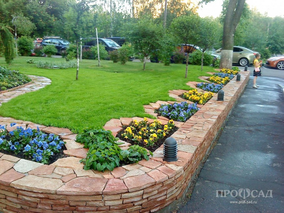 Клумба из кирпича вдоль дорожки
