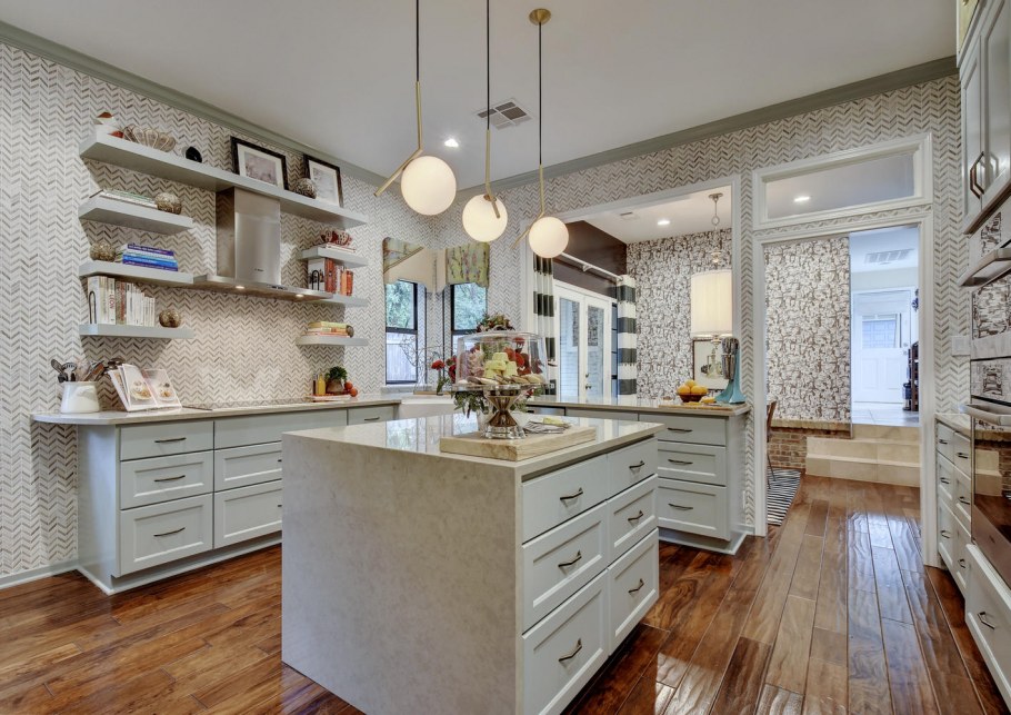 Кухня в бежево розовых тонах