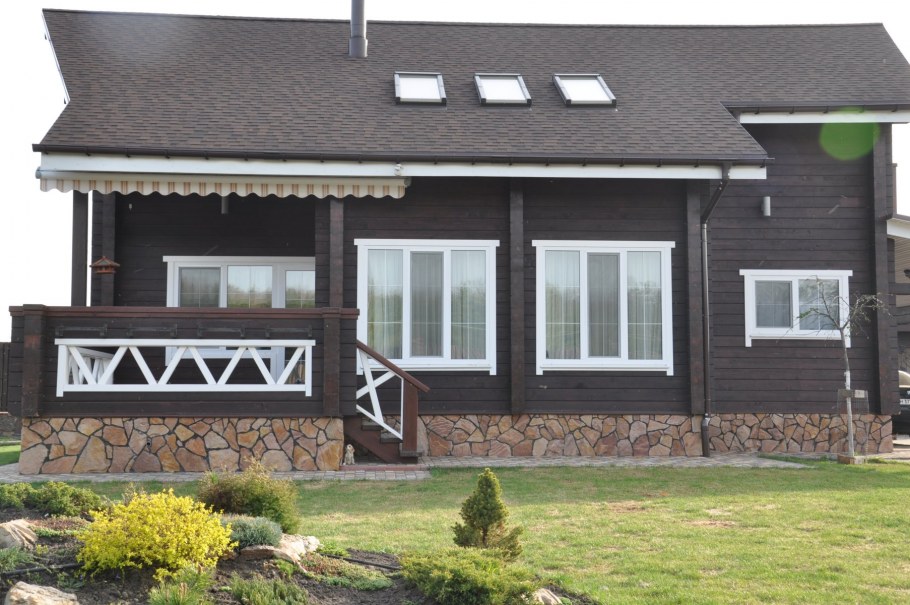 Коричневый дом с белой отделкой