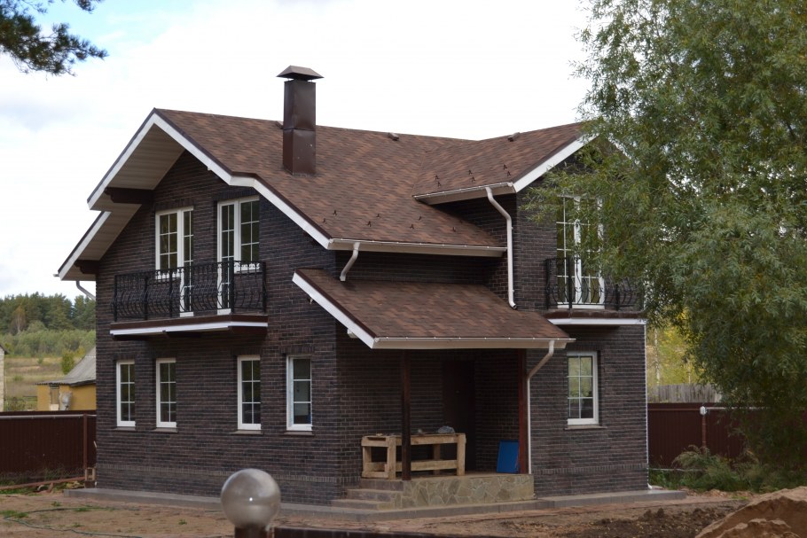 Темно коричневый дом