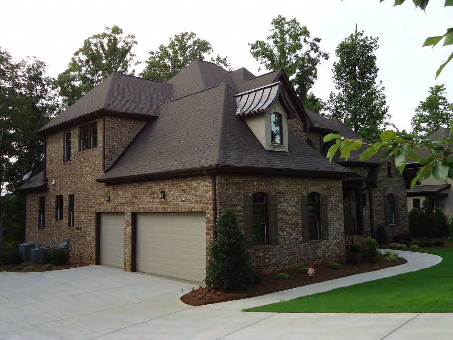 Дом с темно коричневой крышей