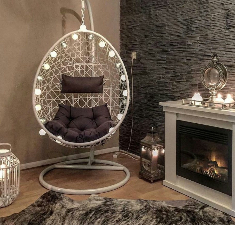 Кресло у камина в интерьере