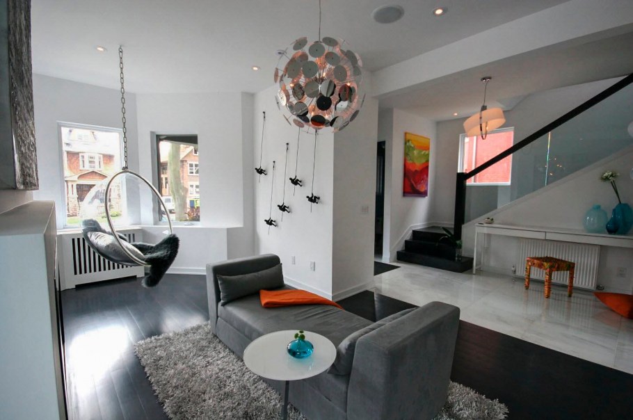 Интерьер гостинной с подвесным креслом