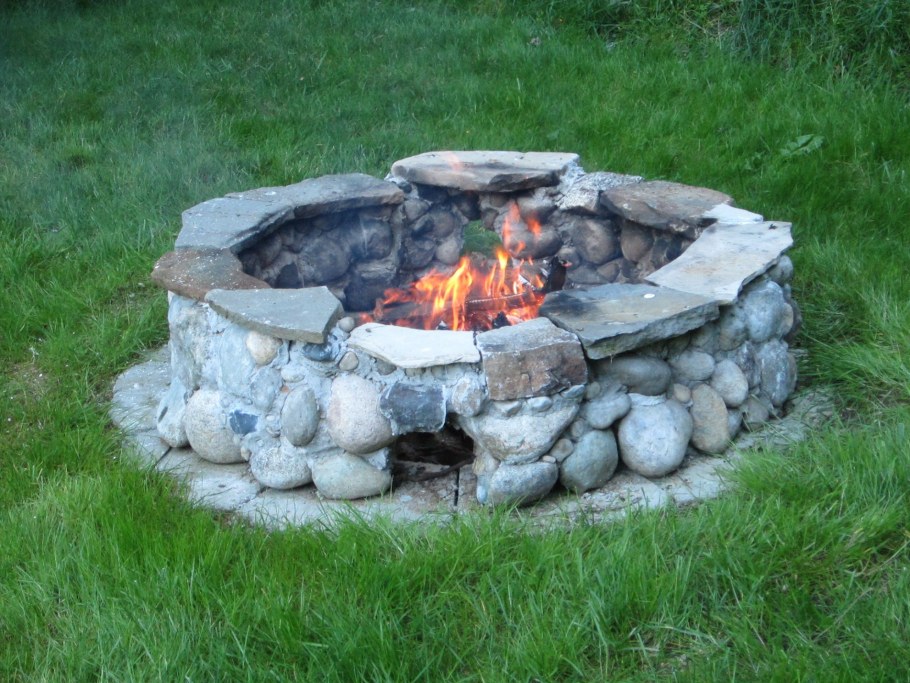 Кострище из булыжника