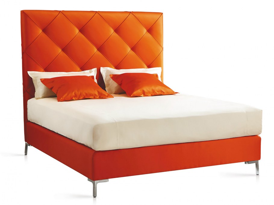 Кровать с оранжевым изголовьем