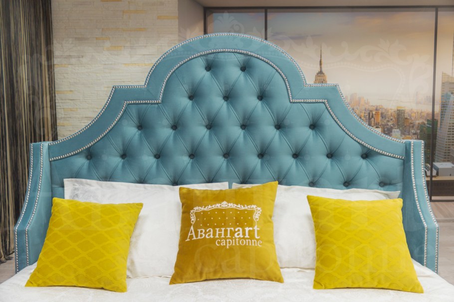 Подушки на кровати с каретной стяжки