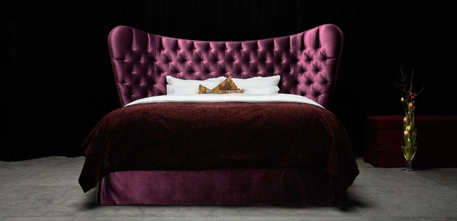 Розовая бархатная кровать