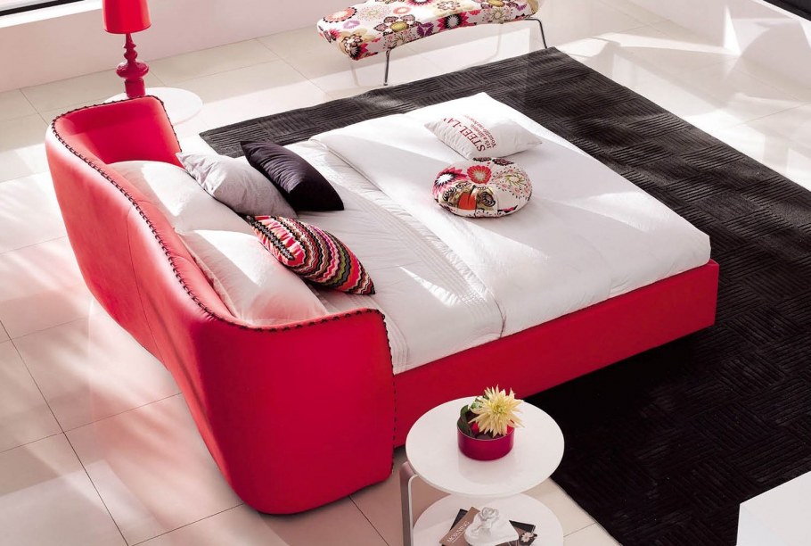 Кровать красная кожа