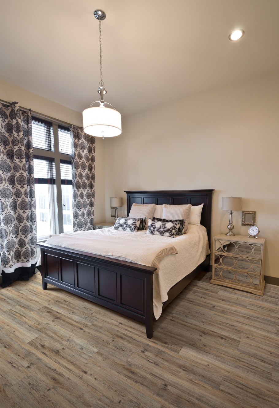 Светлые стены темная мебель