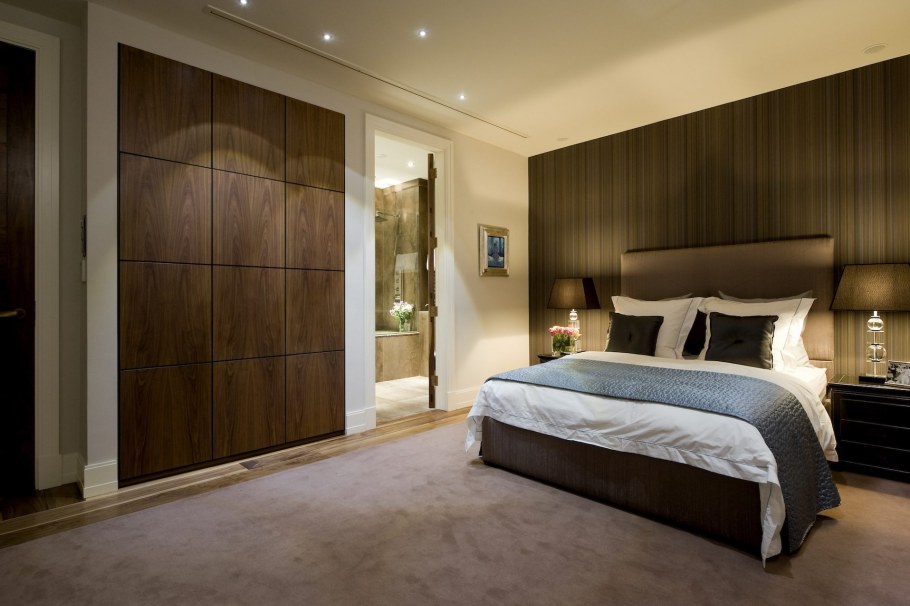 Светлая спальня с деревом