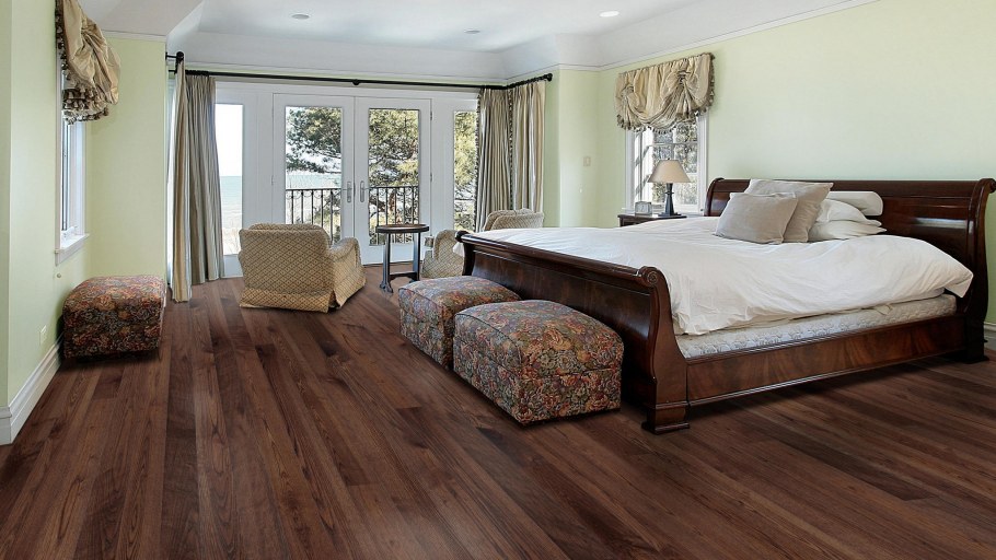 Шкаф из дерева в спальню