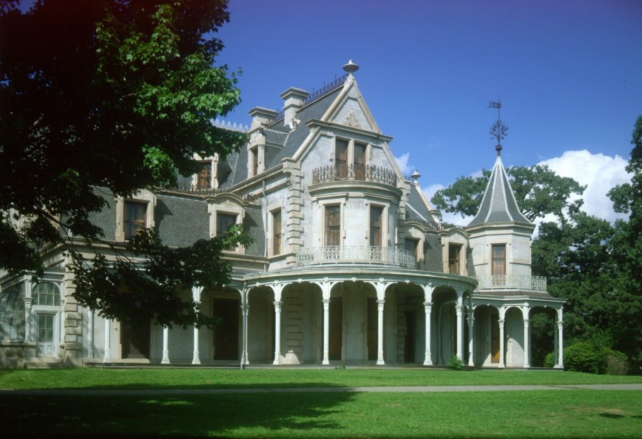 Старинное здание с фронтоном