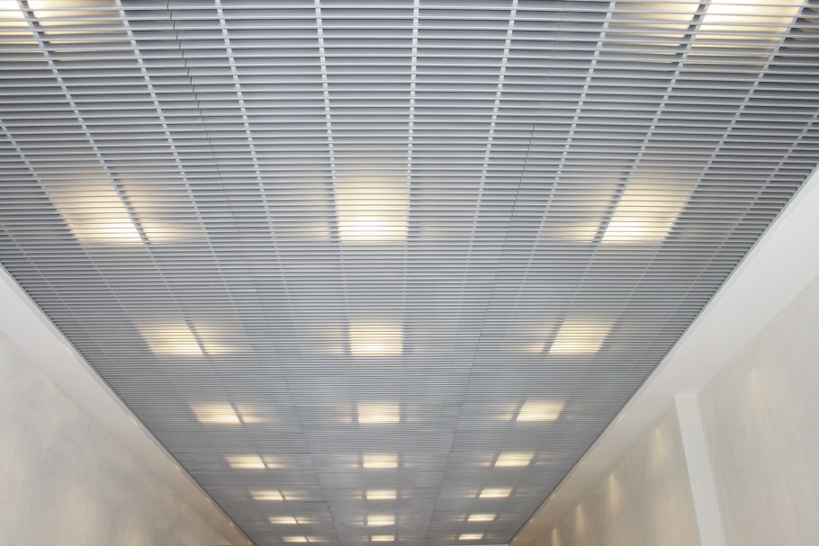 Светильник за потолком Грильято