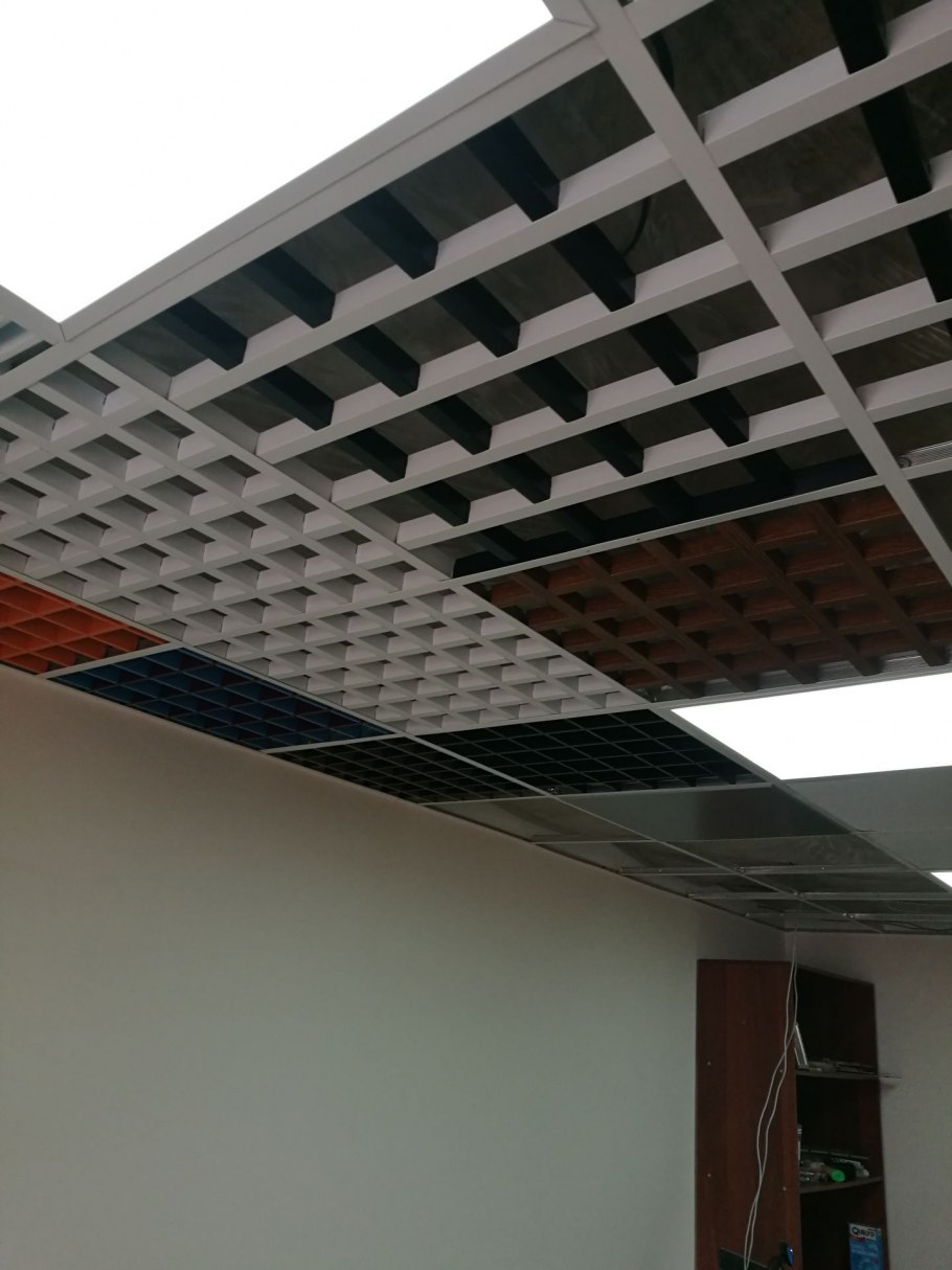 Плитно-ячеистый потолок