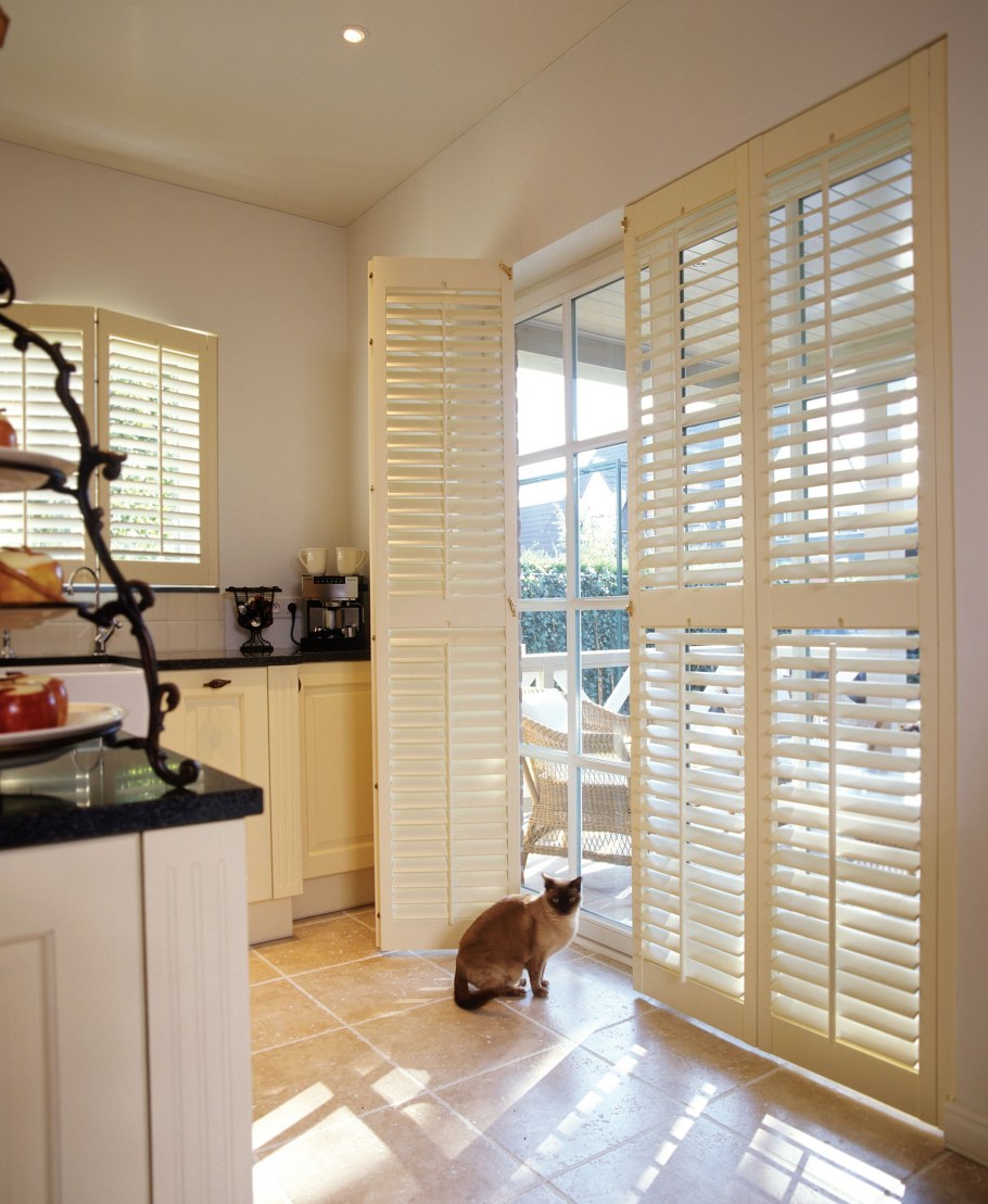 Жалюзийные двери на кухне