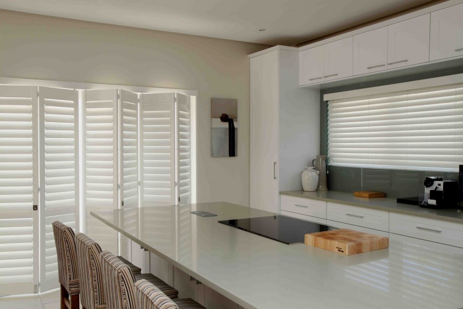 Кухня с дверцами жалюзи