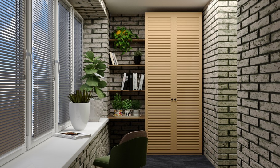 Шкаф на балконе с жалюзийными дверцами