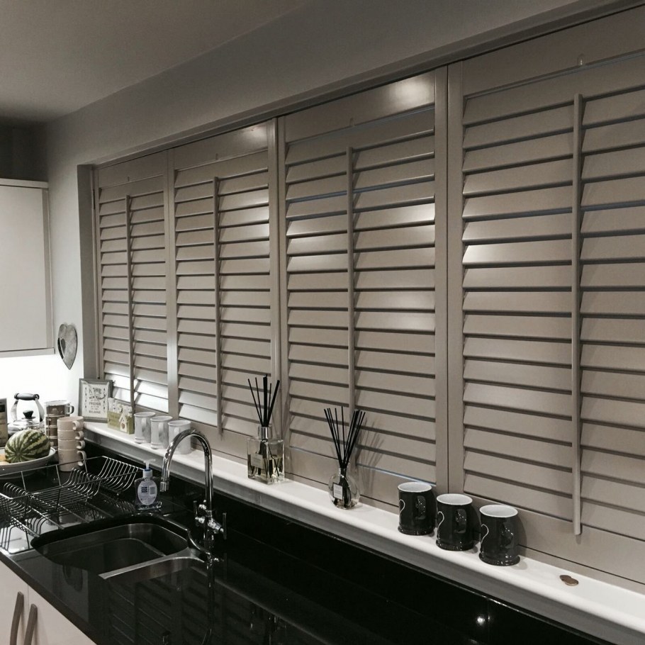 Кухня с жалюзийными фасадами