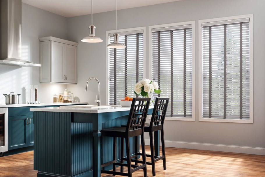 Вертикальные деревянные жалюзи на окна