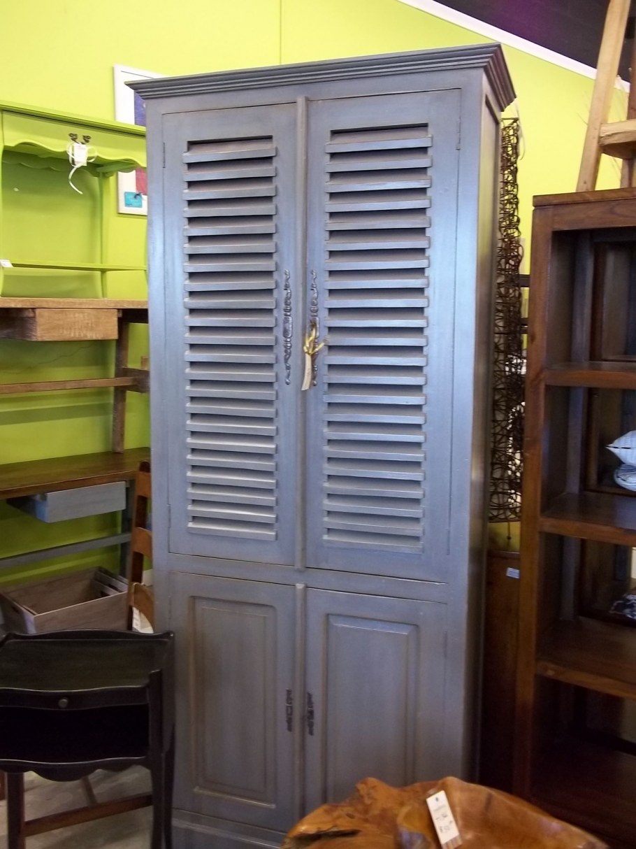 Жалюзийные двери в мансардном шкафу