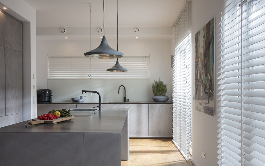 Жалюзи на кухню под клетка обои