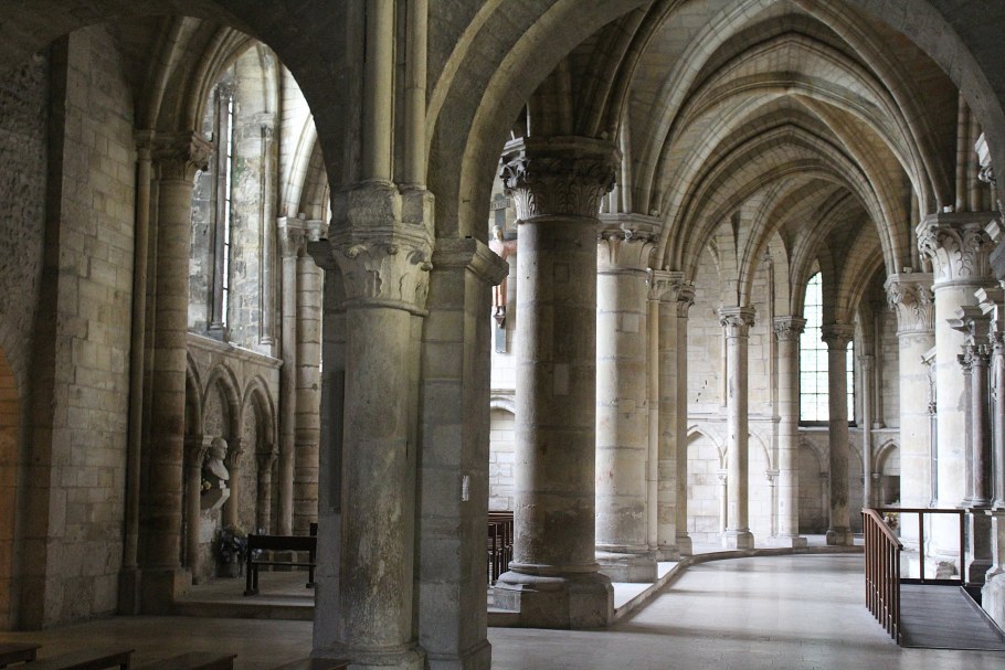 Интерьер романской церкви сен-Сернен в Тулузе средние века