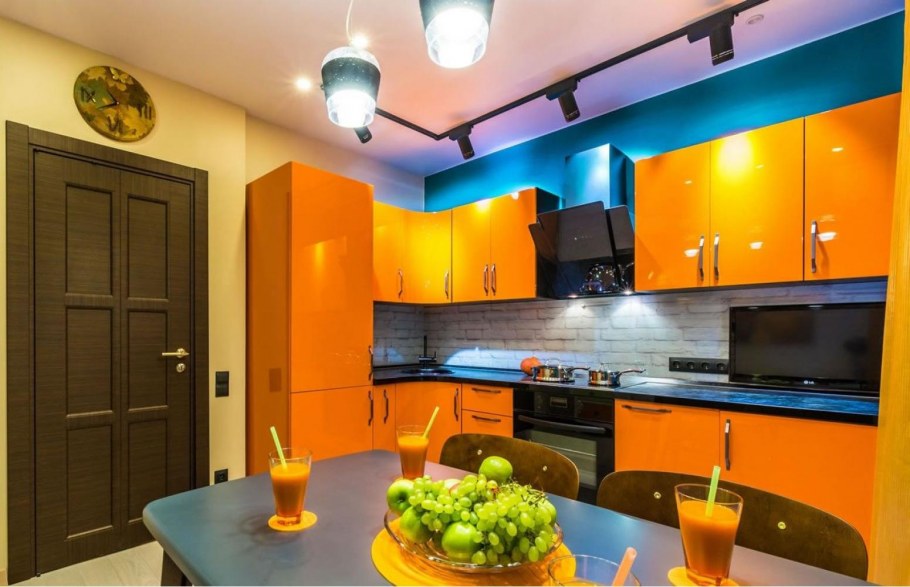 Яркий интерьер кухни
