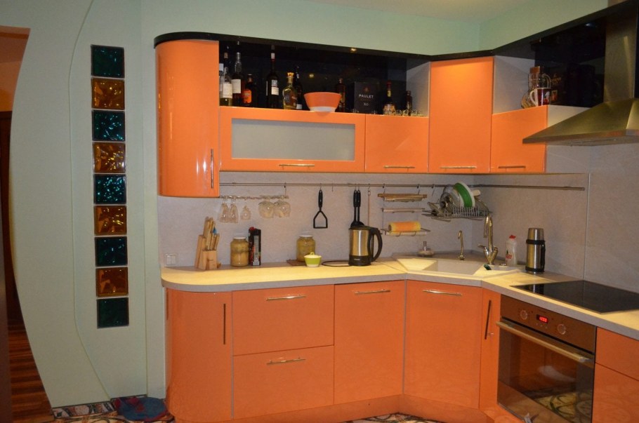 Кухня в хрущевке в оранжевых тонах