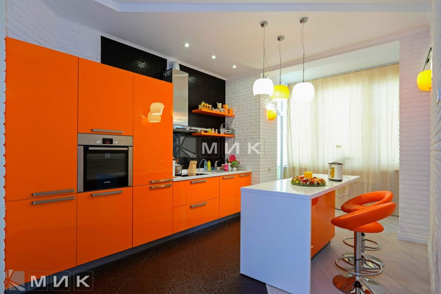 Оранжевые обои на кухне