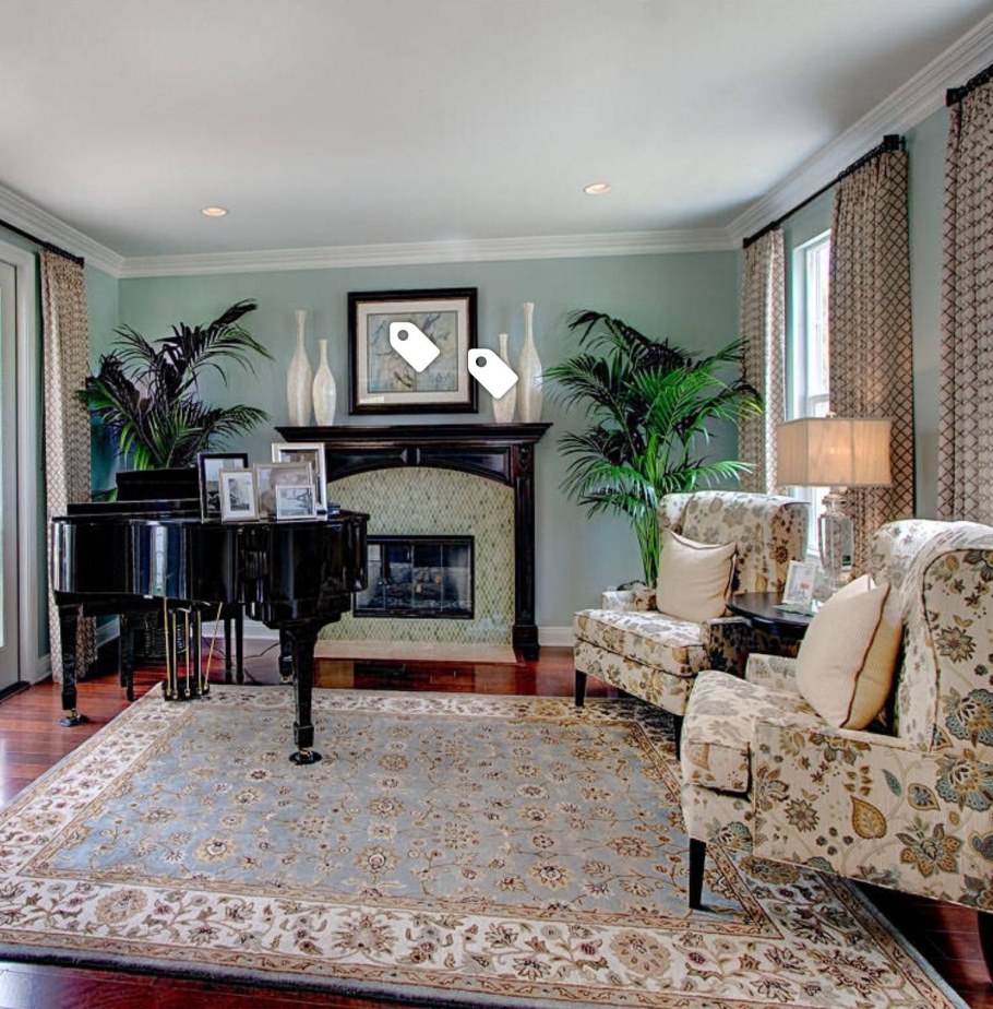 Гостиная с роялем и ковром