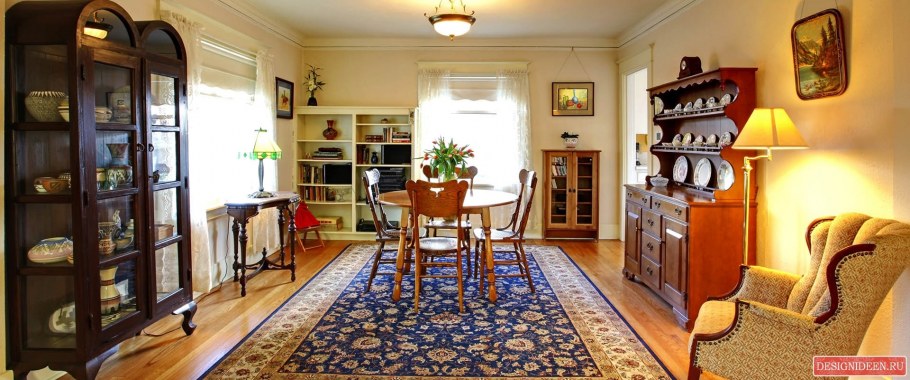 Советская гостиная в квартире с ковром