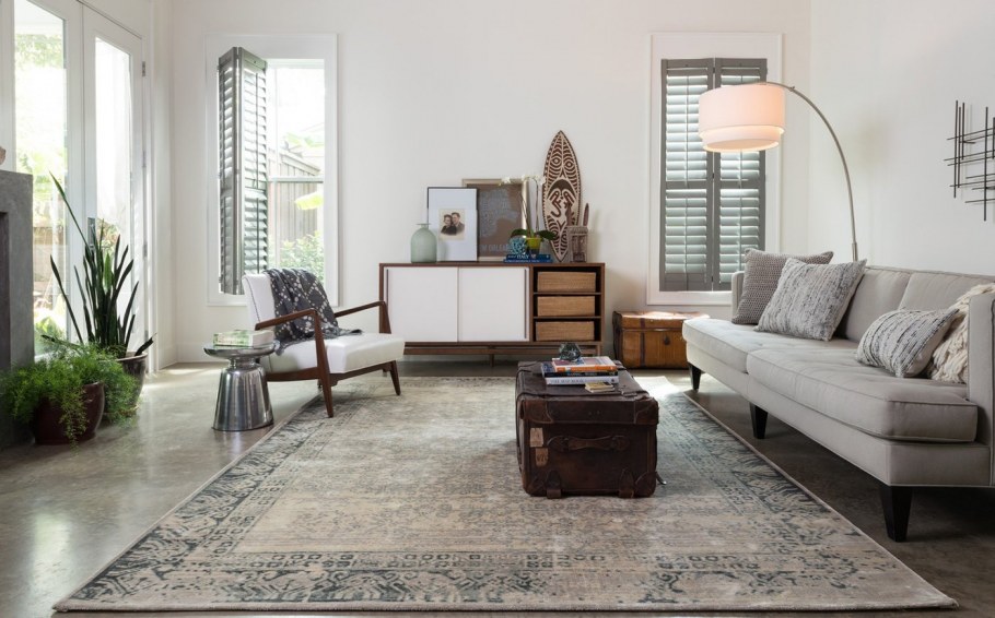 Ковры в интерьере серой гостиной
