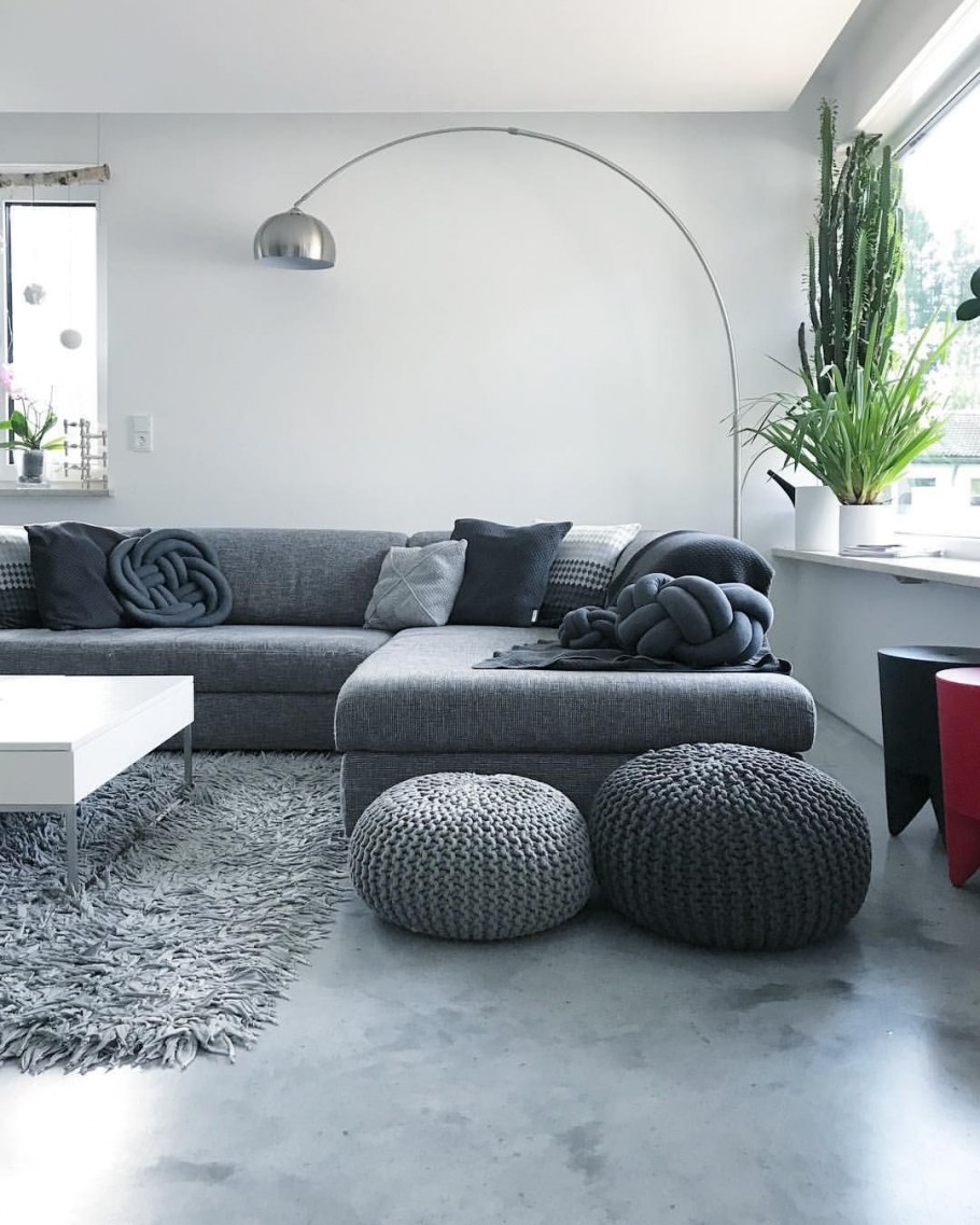 Серый диван в гостиной