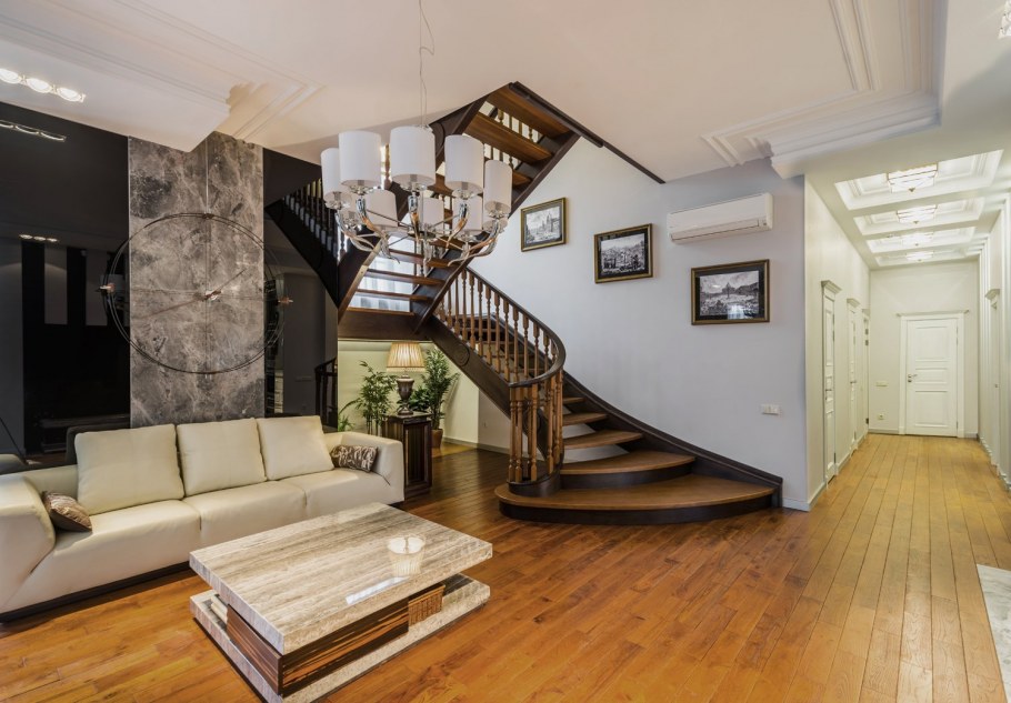 Лестница посередине комнаты