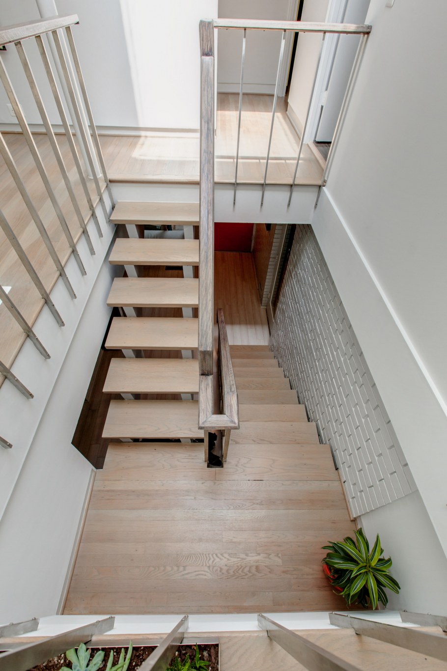 Лестница посередине комнаты