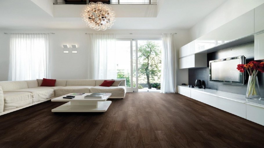 Гостиная с паркетом и камином