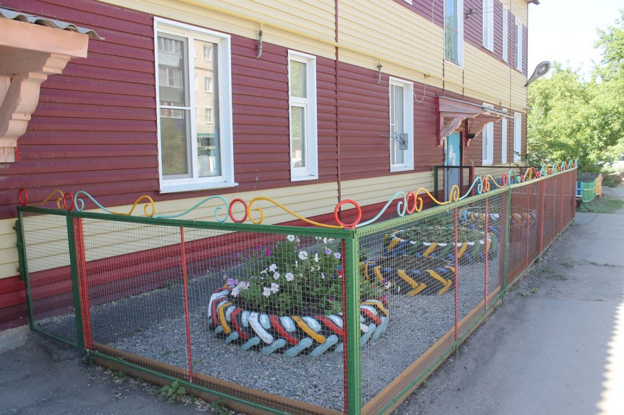 Деревянный заборчик для цветов