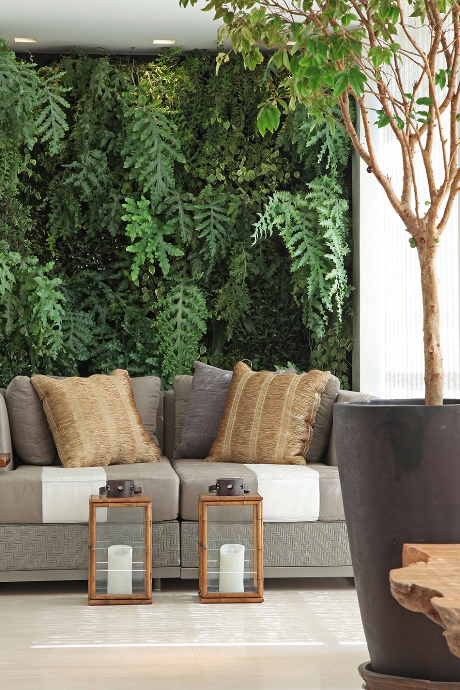 Интерьер с деревом вертикальный