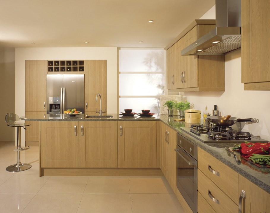 Цвет стен на кухне с коричневым гарнитуром