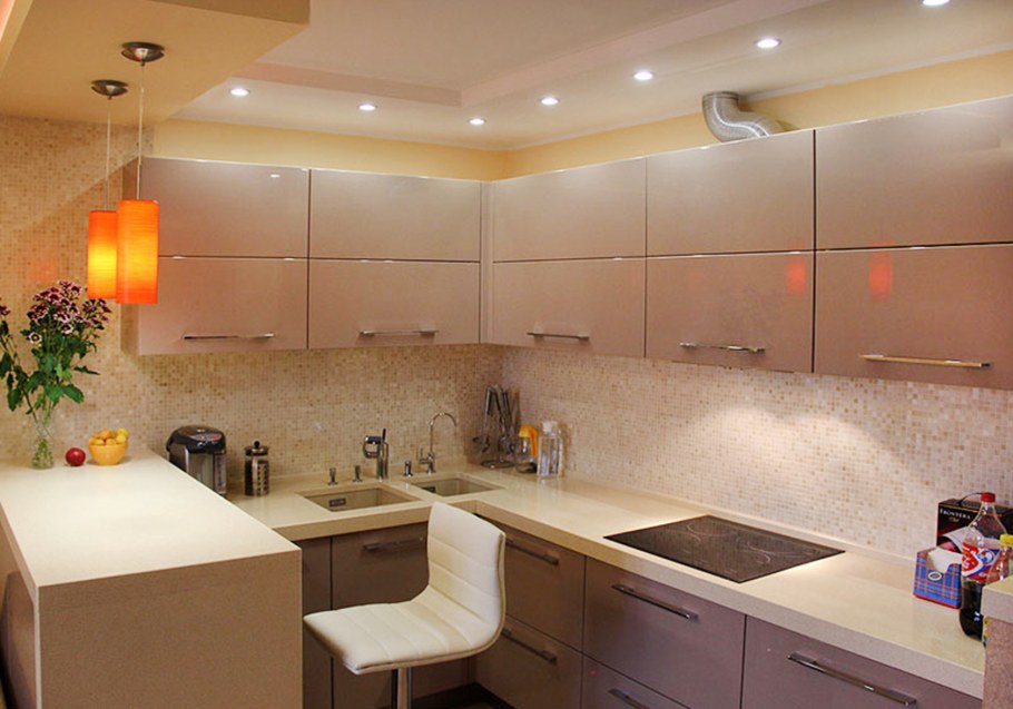 Бежевая столешница на кухне