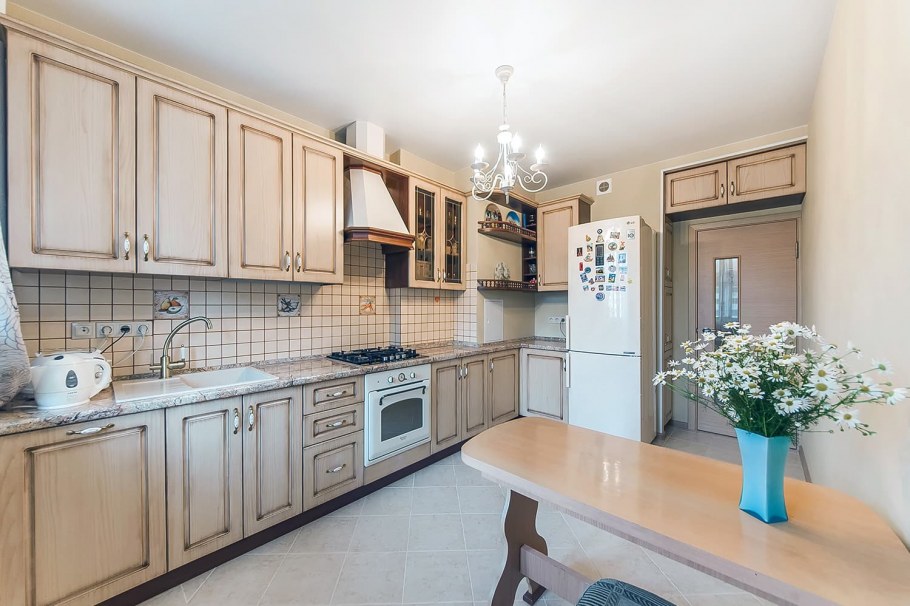 Светлая бежевая кухня