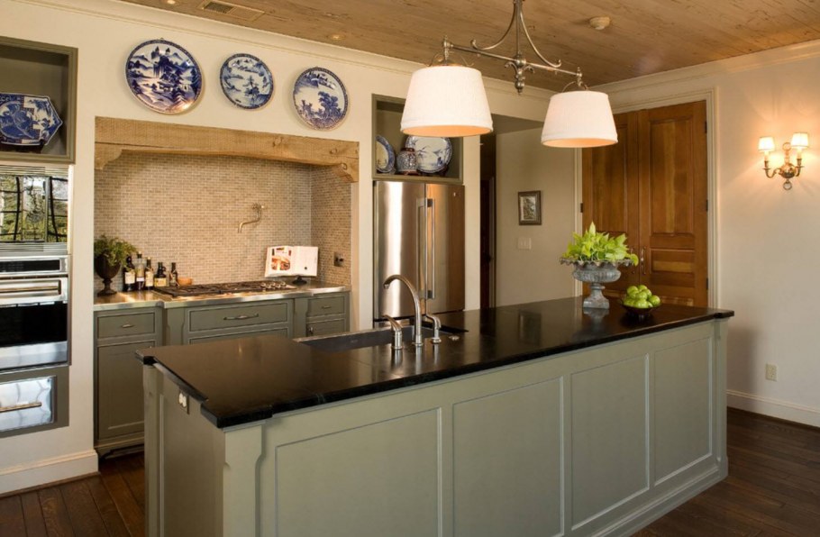 Дизайн кухни-гостиной 15 кв.м с диваном из вагонки