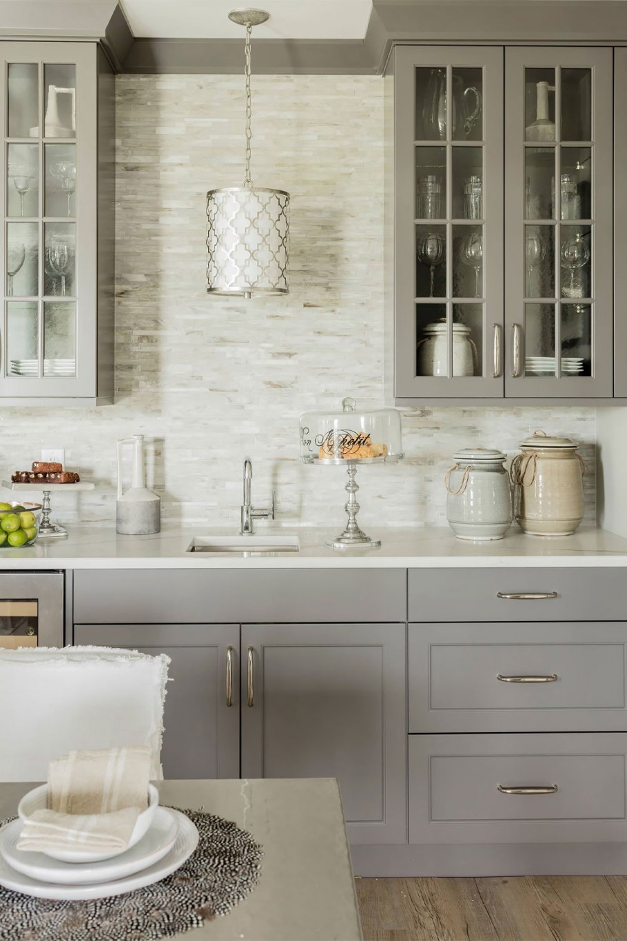 Светло серая плитка на фартук