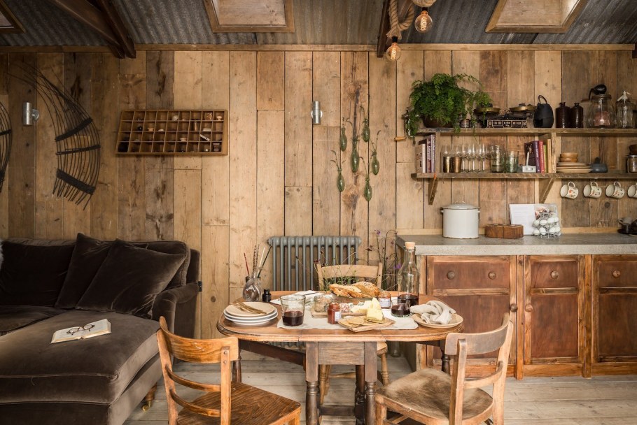 Уютная кухня в деревенском стиле