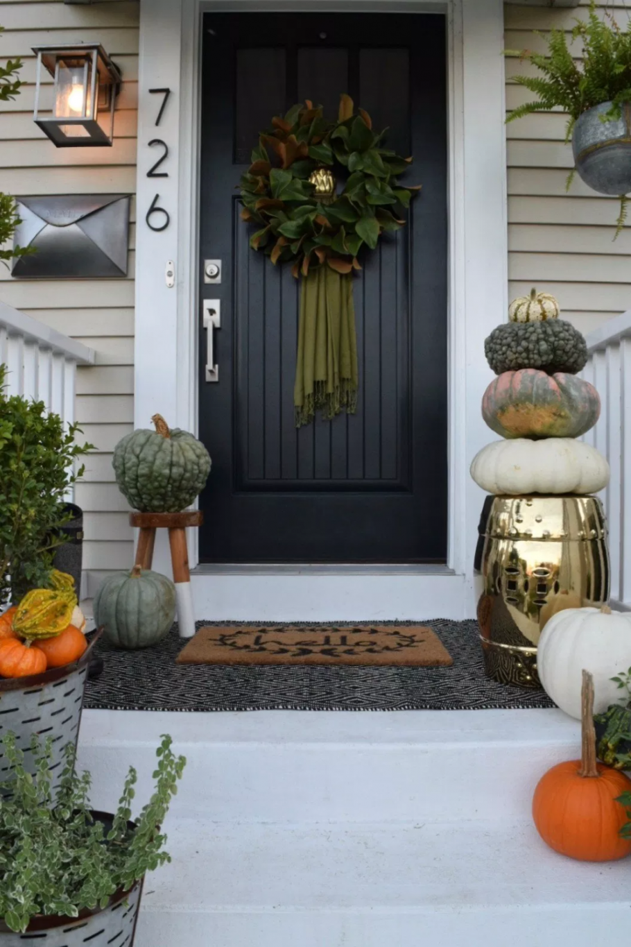 Украшение крыльца дома