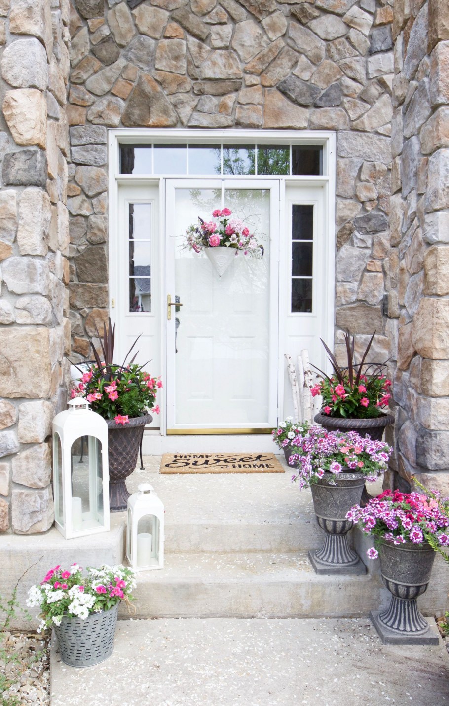 Декоративные подушки на террасе