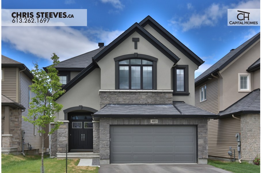 Фасады домов с серыми окнами